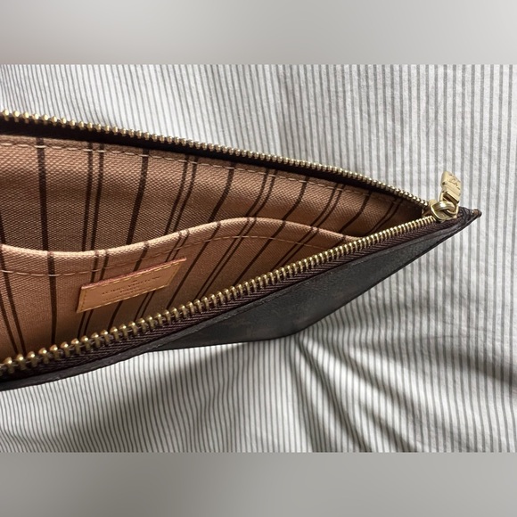 Louis Vuitton Monogram Neverfull
Pouch, NEW, 100% authentic, beige Interior - Picture 11 of 14